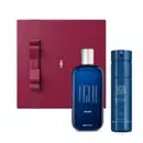 Caixa cor vinho com laço e detalhe dourado, frasco de vidro azul com  tampa prateada de desodorante colônia Egeo Blue e frasco azul de body spray da mesma marca.