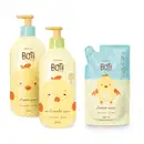 Três produtos da linha Boti Baby: shampoo e condicionador, ambos em frascos de 400ml amarelos com ilustração de pintinho, e refil de shampoo em sachê azul com pintinho ilustrado contendo 350ml.