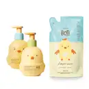 Dois frascos de shampoo e condicionador da marca Boti Baby com frasco de 200ml em formato de pintinho amarelo com detalhes laranja e bico dosador, e um refil de shampoo suave da mesma marca em sachê azul claro com ilustração de pintinho contendo 350ml.