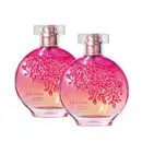 Dois frascos de desodorante colônia da marca Floratta Romance de Verão, com embalagem em formato redondo, predominância de cor rosa vibrante e detalhes florais em relevo com borrifador dourado e tampa transparente. Cada recipiente traz 75ml do produto.