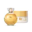 Frasco de 100ml de desodorante colônia da marca Liz Aura com formato arredondado e detalhes dourados, acompanhado de pote branco com tampa e rótulo dourado da mesma marca contendo 250g de loção hidratante corporal.