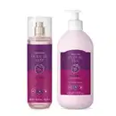 Dois frascos de produtos da marca Cuide-se Bem Amoruda, um transparente com líquido lilás, pulverizador dourado e rótulo roxo de body splash e um frasco branco com bomba dosadora e rótulo roxo de loção hidratante corporal, ambos com amoras ilustradas.