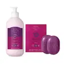 Dois produtos da marca Cuide-se Bem Amoruda: frasco branco com bomba dosadora e rótulo roxo, caixa roxa, ambos com amoras ilustradas e dois sabonetes em barra roxos com o nome da marca gravado nos produtos.