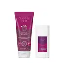 Dois produtos de cuidados para a pele da marca Cuide-se Bem Amoruda: um sabonete esfoliante corporal em em bisnaga roxa com tampa branca e um bastão anti-atrito branco com rótulo roxo. Ambas possuem amoras ilustradas.