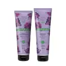 Imagem de dois frascos de shampoo e condicionador da marca Cuide-se Bem Feira Cachos de Uva, com embalagens roxas com cachos de uva ilustrados, contendo informações sobre cachos de uva, força e definição, indicados para fios 2A a 4C.