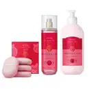 Imagem de um kit de produtos da marca Cuide-se Bem Morango e Leite, incluindo sabonete, desodorante e body splash corporal com fragrância de morango e leite, em embalagens rosa e vermelha e com ilustrações de morangos.