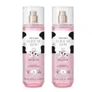 Imagem de dois frascos de body splash da marca Cuide-se Bem Deleite, em embalagem transparente com líquido rosa, borrifador prateado, tampa transparente e rótulo branco e rosa com manchas pretas, ilustração de vaca e informações sobre a fórmula.