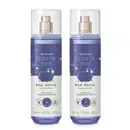 Imagem de dois frascos de body splash Cuide-se Bem Boa Noite, com rótulos em tons de roxo e branco e imagem de nuvem estilizada, com pulverizador dourado no topo. Cada um deles contém 200 ml do produto.