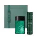 Imagem de um vidro com líquido verde e folhas em relevo de desodorante colônia Arbo, frasco verde com letras amarelas de body spray Arbo e caixa verde com detalhe dourado.