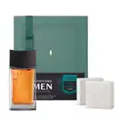 Imagem de um kit de produtos masculinos da marca Men, incluindo frasco de desodorante colônia laranja da linha Only, sabonete em barra branco e caixa verde com formato geométrico.