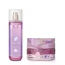 Imagem de dois produtos da linha Cuide-se Bem Algodão Doce, sendo um frasco transparente com líquido lilás contendo body splash e um pote em tons de lilás de creme duo hidratante, ambos com algodão doce ilustrado no rótulo.