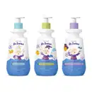 Imagem de três frascos de itens infantis Dr. Botica: shampoo, condicionador e creme de pentear, com embalagens coloridas em tons de azul, verde, amarelo  e lilás, com ilustrações de personagens e textos informativos sobre os benefícios do produto.