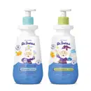 Imagem de dois produtos infantis para cabelos lisos da marca Dr. Botica, sendo um com tampa dosadora azul contendo shampoo e o outro de tampa amarela contendo condicionador. Os dois itens possuem rótulo com personagem ilustrando.