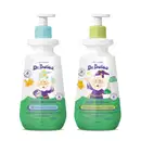 Imagens de dois produtos Dr. Botica Cabelos Crespos, sendo um frasco branco e verde com tampa azul de shampoo infantil e frasco branco e verde com tampa amarela de condicionador infantil.