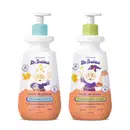 Imagem de dois produtos Dr. Botica, sendo um frasco branco e laranja com tampa azul de shampoo infantil para cabelos cacheados e um frasco branco e laranja com tampa amarela de condicionador infantil para cabelos cacheados.   
