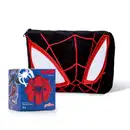 Kit da marca Next Marvel Spiderman, incluindo caixa azul de sabonete-teia com texturas de teia de aranha na cor vermelha e um relevo de aranha na cor azul e uma bolsa de cosméticos preta com detalhes vermelho e branco, simulando uma máscara do Spiderman.