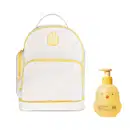 Mochila branca com detalhes amarelos da marca Boti Baby, com bolso frontal e alça de transporte. Acompanhada de um item de corpo e banho com embalagem em formato de pintinho amarelo com válvula pump.
