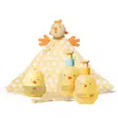 Combo de produtos de higiene infantil Boti Baby, sendo um frasco de shampoo, um de sabonete líquido e uma colônia infantil, todos com formato de pintinho amarelo. Acompanha naninha atoalhada amarela de bolinhas brancas e pelúcia de galinha na ponta.