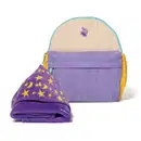 Mochila infantil nas cores roxo, amarelo e azul da marca Dr. Botica e um roupão roxo com estrelas e luas amarelas dobrado.
