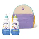 Mochila infantil nas cores roxo, amarelo e azul da marca Dr. Botica e um kit de shampoo e condicionador para cabelos lisos da mesma linha, em embalagens plásticas brancas com rótulos azuis com ilustração do Mago Dr. Botica.