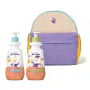Mochila infantil nas cores roxo, amarelo e azul da marca Dr. Botica e um kit de shampoo e condicionador para cachos da mesma linha, em embalagens plásticas brancas com rótulos laranjas com ilustração do Mago Dr. Botica.