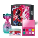 Kit da marca Marvel Spider-Man e Spider-Gwen, incluindo frasco de colônia infantil nas cores rosa e azul da linha Sophie, pote de creme em embalagem nas cores vermelha, rosa e azul e paleta de maquiagem colorida e caixa de presente preta do personagem.