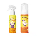 Dois frascos de produtos de corpo e banho da marca Dr. Botica: um spray desembaraçante com válvula spray branca e uma espuma de banho, ambos bicolor de laranja e amarelo comum personagem ilustrado de um mago vestindo roxo com cabelo e barba brancos.