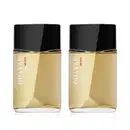 Dois frascos de item de perfumariada marca Quasar Brave feito em vidro transparente com líquido amarelado e tampa preta, com design angulado e texto "Quasar" gravado no vidro na cor branca e "Brave" gravado na cor vermelha.