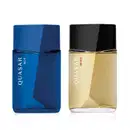 Dois frascos de item de perfumaria, sendo um da marca Quasar Blue e outra da marca Quasar Brave, o primeiro é de vidro azul com design angulado e tampa azul e o outro é de vidro transparente com líquido amarelado e tampa preta, com design angulado.