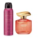 Imagem de dois produtos Coffee Woman, sendo um vidro transparente com líquido rosa e tampa dourada de desodorante colônia da linha Unique e um frasco roxo com tampa preta com 75g de desodorante antitranspirante aerossol da linha Seduction.