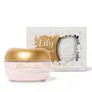 Imagem de dois produtos L'eau de Lily Soleil, sendo um pote de vidro com conteúdo branco e com tampa dourada contendo creme acetinado corporal e uma caixa presenteável branca e dourada com dois sabonetes em barra perfumados.