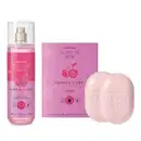 Imagens de dois produtos da linha Cuide-se Bem Cereja Livre com um body splash em embalagem transparente, líquido rosa e borrifador prateado, dois sabonetes em barra em formato oval rosa e sua caixa em tons de rosa e lilás e cereja ilustrada.