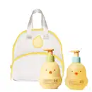 Imagem do Combo Boti Baby que traz uma frasqueira em frasqueira em formato de mochila branca com detalhes amarelos e dois frascos em formato de pintinho amarelo e laranja, contendo um shampoo e um condicional desenvolvido especialmente para crianças.