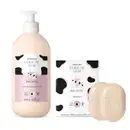 Imagem de dois produtos Cuide-se Bem Deleite, sendo um frasco branco com bomba dosadora e rótulo com ilustração de vaca contendo loção hidratante corporal, caixa branca com estampa de vaca e dois sabonetes rosa em formato oval com logotipo da marca.
