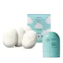 Imagem de produtos Cuide-se Bem Nuvem: um frasco azul com letras pretas de creme para as mãos, quatro sabonetes brancos com o nome da marca gravado e uma caixa azul com estampa de nuvens brancas e letras pretas.
