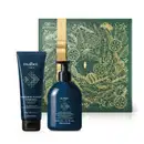 Imagem de kit com produtos de corpo e banho da marca Malbec, composto por frasco de loção hidratante corporal e bisnaga de sabonete líquido, ambas em embalagens azul-marinho com letras douradas e caixa de presente decorativa com estampa floral dourada.