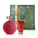 Imagem da clássica embalagem do desodorante colônia da marca Floratta Red na cor vermelha com textura em relevo, acompanhada de bisnaga vermelha de loção hidratante da mesma linha e caixa verde com ilustrações douradas de folhas e flores.