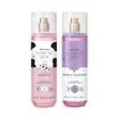 Imagem de dois frascos de body splash da marca Cuide-se Bem, um com rótulo rosa, estampa de vaca e líquido rosa da linha Deleite e outro lilás e branco com líquido lilás da linha Rosa e Algodão. As embalagens são transparentes e borrifador prateado.