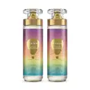 Imagem de dois frascos de body splash da linha Dream Viagem Encantada. A embalagem é de vidro com tampa transparente e válvula spray dourada. O rótulo é colorido, em tons de roxo, rosa e azul, e traz um balão ilustrando. O recipiente conta com 200ml.