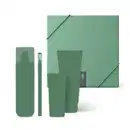 Imagem de caixa verde com elástico e a silhueta de alguns itens o Boticário, ocultando as marcas e sugerindo um kit de presente surpresa.