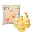Produtos de higiene infantil da marca Boti Baby, incluindo toalha de banho, shampoo suave, sabonete líquido e embalagem com ilustrações de pintinhos amarelos. Cores predominantes são amarelo, branco e azul claro.