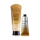 Apresenta dois produtos da marca Nativa SPA Quinoa: um frasco de loção antioxidante de 200ml e uma bisnaga de creme para as mãos de 75g. O frasco é marrom e branco e a bisnaga prata e marrom. Ambos possuem tampas pretas e informações em letras pretas.