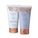 Duas bisnagas de itens de corpo e banho da linha Floratta Blue, sendo um hidratante desodorante corporal e gel de banho, ambos em tons de azul com detalhes florais e tampa dourada.