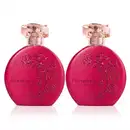 Dois frascos de item de perfumaria da marca Floratta Flores Secretas em formato redondo, cor rosa vibrante opaco com detalhes em relevo com flores estilizadas e tampa em acrílico rosado transparente e borrifador dourado posicionados lado a lado.
