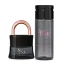 Dois itens de perfumaria lado a lado, sendo um frasco de eau de parfum de vidro azul e tampa preta em formato de cadeado e body spray azul com tampa preta, ambos da linha Her Code.
