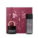 Conjunto de produtos Her Code, incluindo um frasco de perfume preto e um frasco de óleo de massagem corporal em embalagem rosa com ilustrações decorativas.