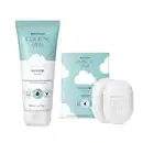 Conjunto de produtos de corpo e banho da marca Cuide-se Bem Nuvem, incluindo um frasco de loção hidratante corporal nas cores azul e branca, além de dois sabonetes em barra brancos com caixa azul clara e desenhos de nuvens.