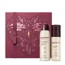 Caixa de presente de cor vinho com um grande coração contendo ilustrações em relevo de temática celestial. Ao lado, um frasco de desodorante e outro de body spray, ambos na cor branca com tampa bordô da linha Portinari.