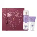 Caixa de presente de cor vinho com um grande coração contendo ilustrações em relevo de temática celestial. Ao lado, uma bisnaga nas cores lilás e branca de antitranspirante, e um frasco de body spray nas lilás e branco da linha Cuide-se Bem Rosa e Algodão