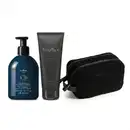 Conjunto de produtos de corpo e banho da marca Malbec, incluindo embalagem de loção hidratante corporal na cor azul com pump dosador, bisnaga de gel de banho cinza e necessaire preta.